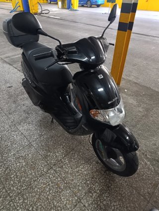 Derbi Atlantis 50 con maleta trasera