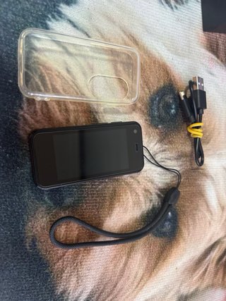 Mini móvil negro y dorado