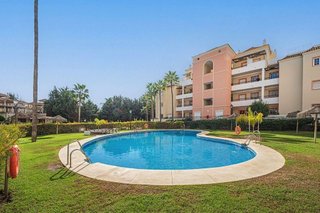 Piso en venta en Los Naranjos - Las Brisas en Marbella