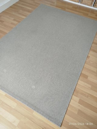 Alfombra beige de tela