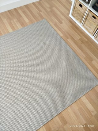 Alfombra beige de tela