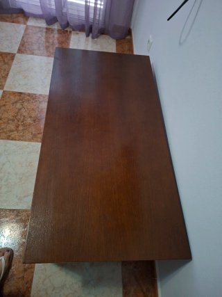 Mesa auxiliar de madera marrón