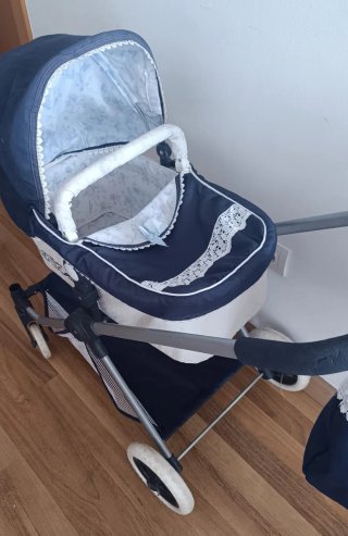 Carrito de bebé de juguete