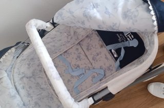 Carrito de bebé de juguete