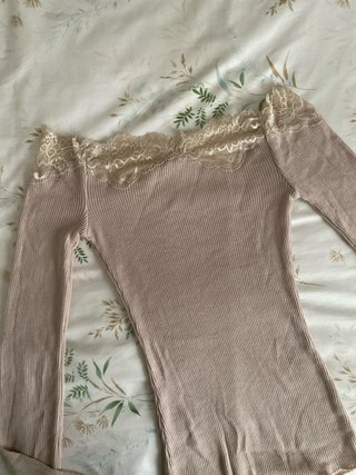 Blusa beige con encaje Nueva