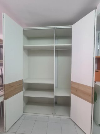 Armario modular blanco y madera