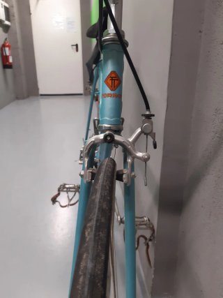 Bicicleta carretera clásica azul