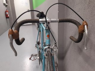 Bicicleta carretera clásica azul