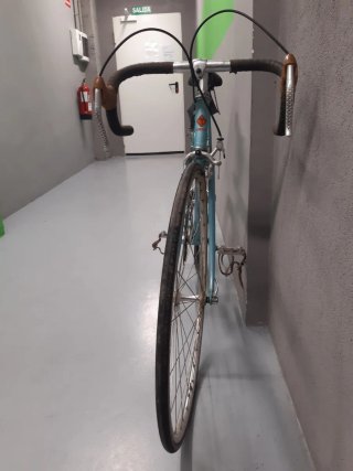 Bicicleta carretera clásica azul