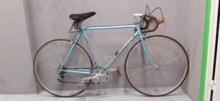 Bicicleta carretera clásica azul