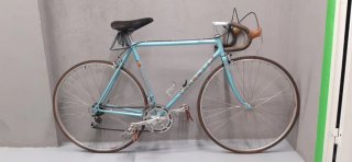 Bicicleta carretera clásica azul