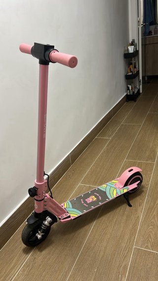 Coche y patinete eléctrico en perfecto estado
