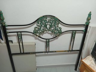 Cabecero de forja verde y dorado