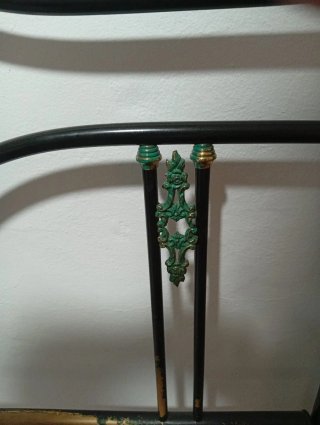 Cabecero de forja verde y dorado
