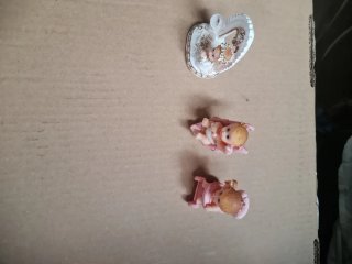 Figuras de bebé en carrito rosa
