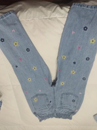 Pantalón vaquero niña con flores