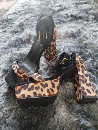 Zapatos de tacón con estampado animal