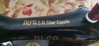 Máquina de coser Alfa antigua