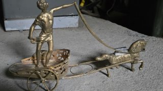 Figura mechero bronce carro romano