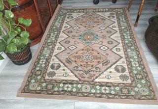 Alfombra antigua beige y verde