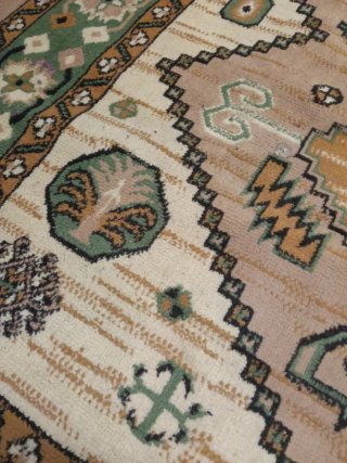 Alfombra antigua beige y verde