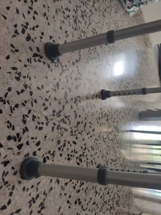 Silla de ducha gris y blanca