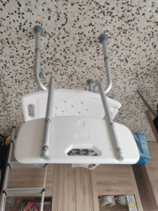 Silla de ducha gris y blanca
