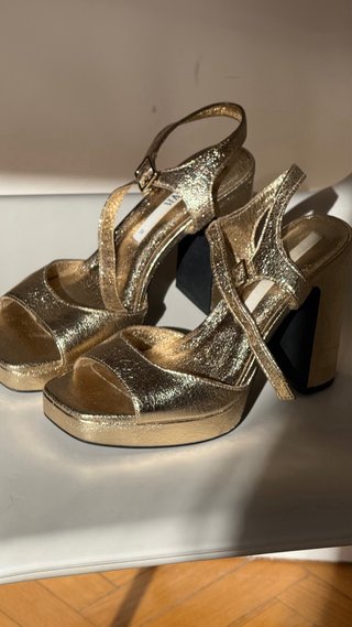 Sandalias doradas plataforma tacón