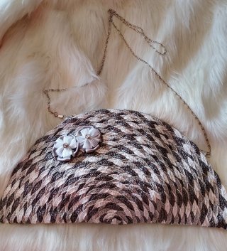 Bolso de mano con cadena y flores