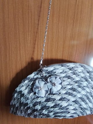Bolso de mano con cadena y flores