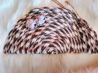 Bolso de mano con cadena y flores
