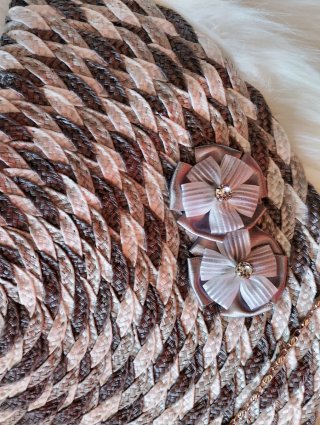 Bolso de mano con cadena y flores