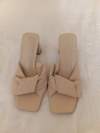 Sandalias de tacón beige