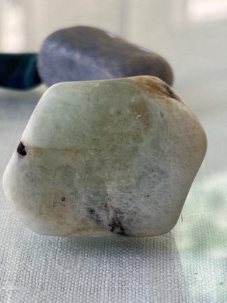 Mineral Aguamarina Natural con Turmalina Negra