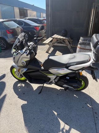QJ Motor Ciclomotor 125cc Scooter Plata