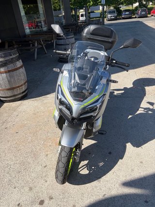 QJ Motor Ciclomotor 125cc Scooter Plata