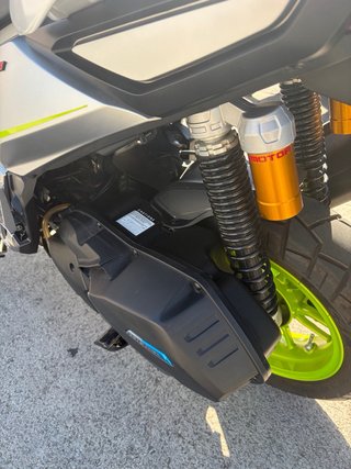 QJ Motor Ciclomotor 125cc Scooter Plata