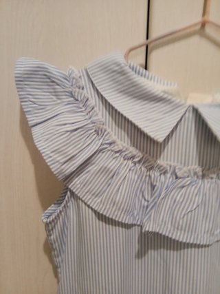 Vestido de rayas azul y blanco con cuello volante