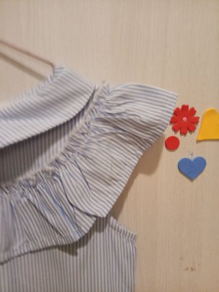 Vestido de rayas azul y blanco con cuello volante