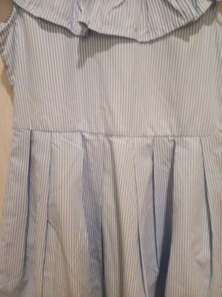 Vestido de rayas azul y blanco con cuello volante