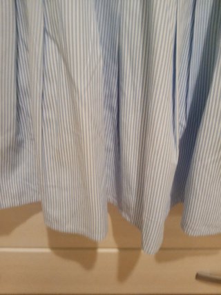 Vestido de rayas azul y blanco con cuello volante