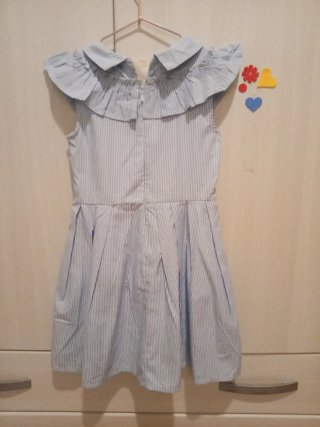 Vestido de rayas azul y blanco con cuello volante