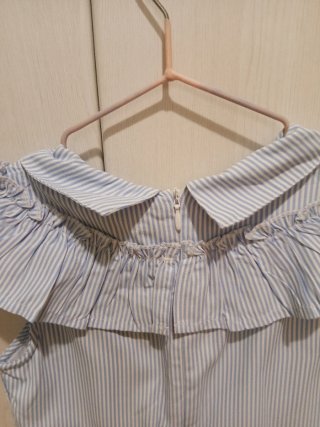 Vestido de rayas azul y blanco con cuello volante