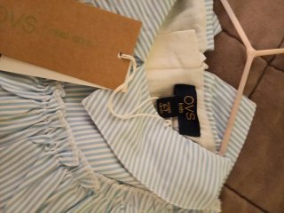 Vestido de rayas azul y blanco con cuello volante