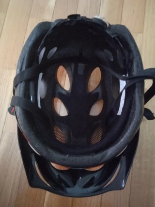 Casco de bici gris, rojo y plateado
