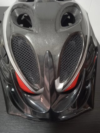Casco de bici gris, rojo y plateado
