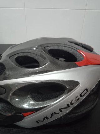 Casco de bici gris, rojo y plateado