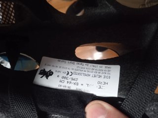 Casco de bici gris, rojo y plateado