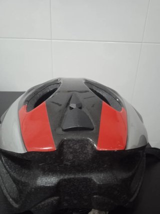 Casco de bici gris, rojo y plateado