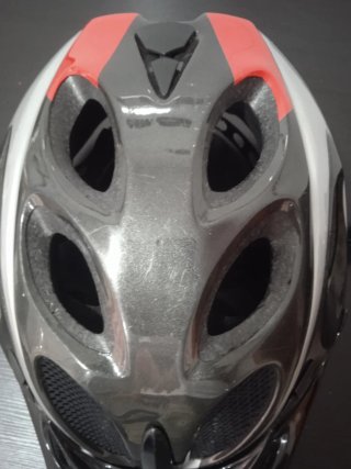Casco de bici gris, rojo y plateado